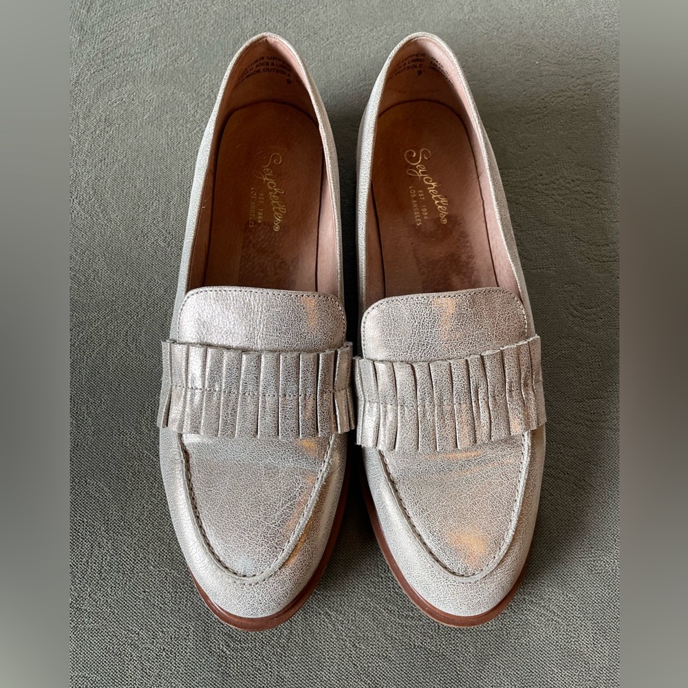 Seychelles Powerful Metallic Ruffled Silver Loafers Size 9